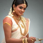 priyamani-in-kerala-onam-style-white-saree