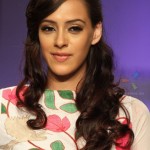 hazel-keech-as-showstopper-for-designer-purvi-doshi-at-lakme