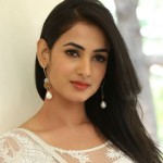 sonal_chauhan_beautiful_photos